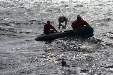 Matías Ola unió a nado las Islas Malvinas, junto a una inglesa