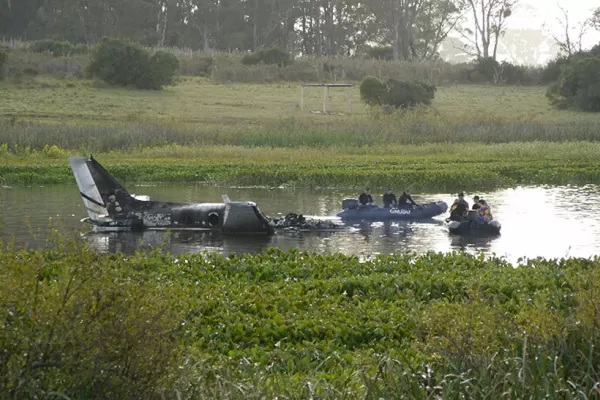 Los pilotos del avión habrían muerto ahogados y los pasajeros, calcinados