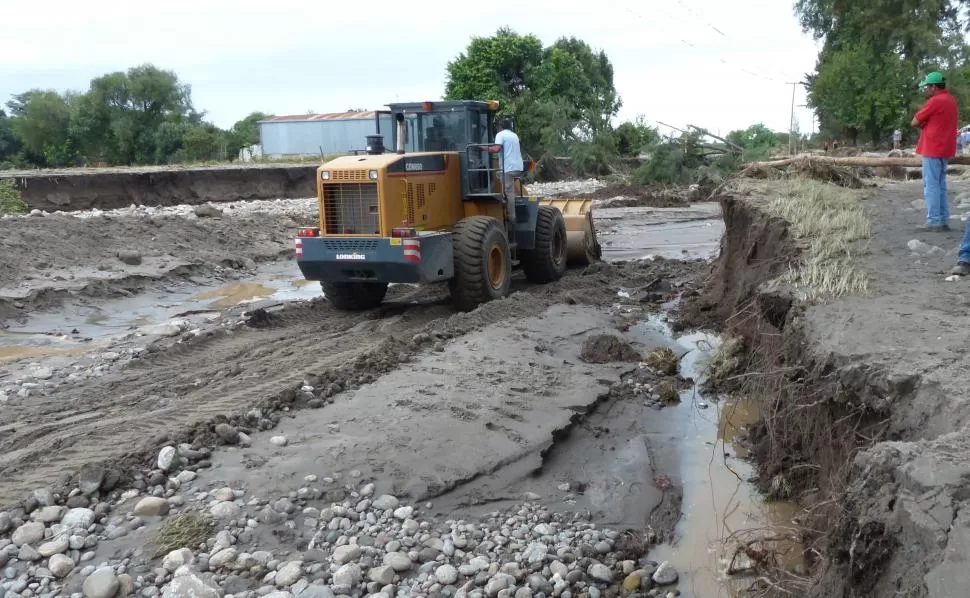 ACONDICIONAMIENTO. Con maquinaria del Gobierno y de Alumbrera tratan de reencauzar los ríos Jaya y Gastona, y los caminos de Alpachiri. la gaceta / foto de osvaldo ripoll