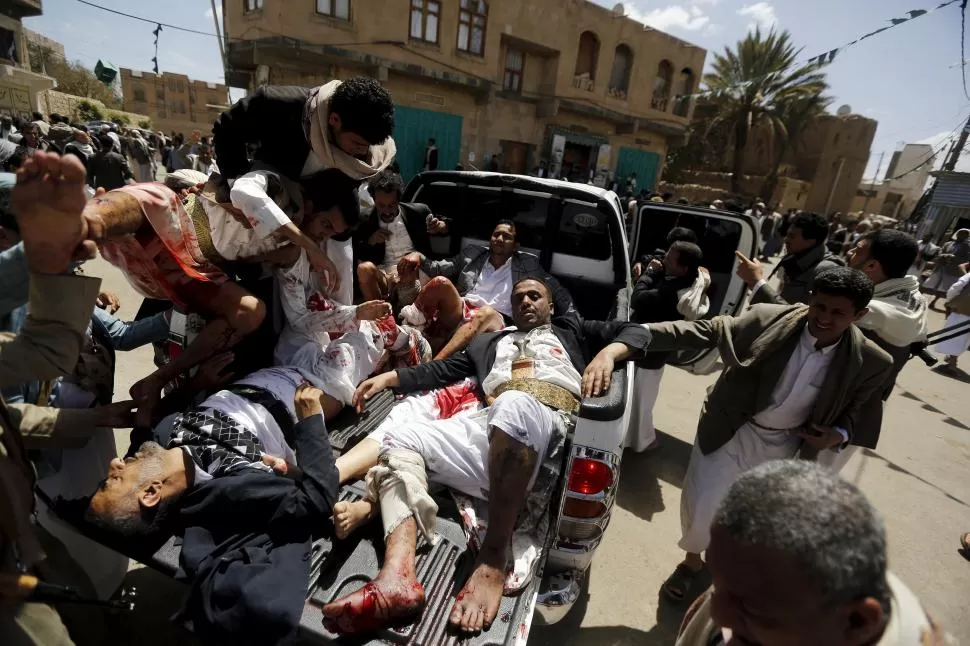 EN SANÁ. Los heridos son trasladados en una camioneta a uno de los hospital de la capital. El terror, la desolación y el dolor se apoderó de los yemeníes. reuters