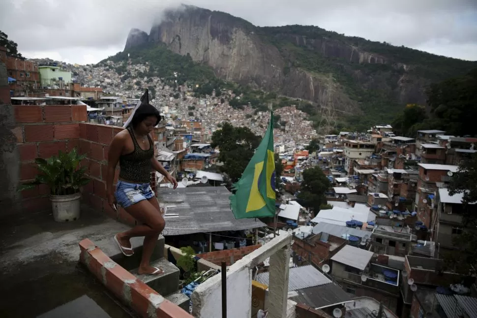 LA CRISIS. Los habitantes de Rocinha, en Río, enfrentan escasez de agua. reuters