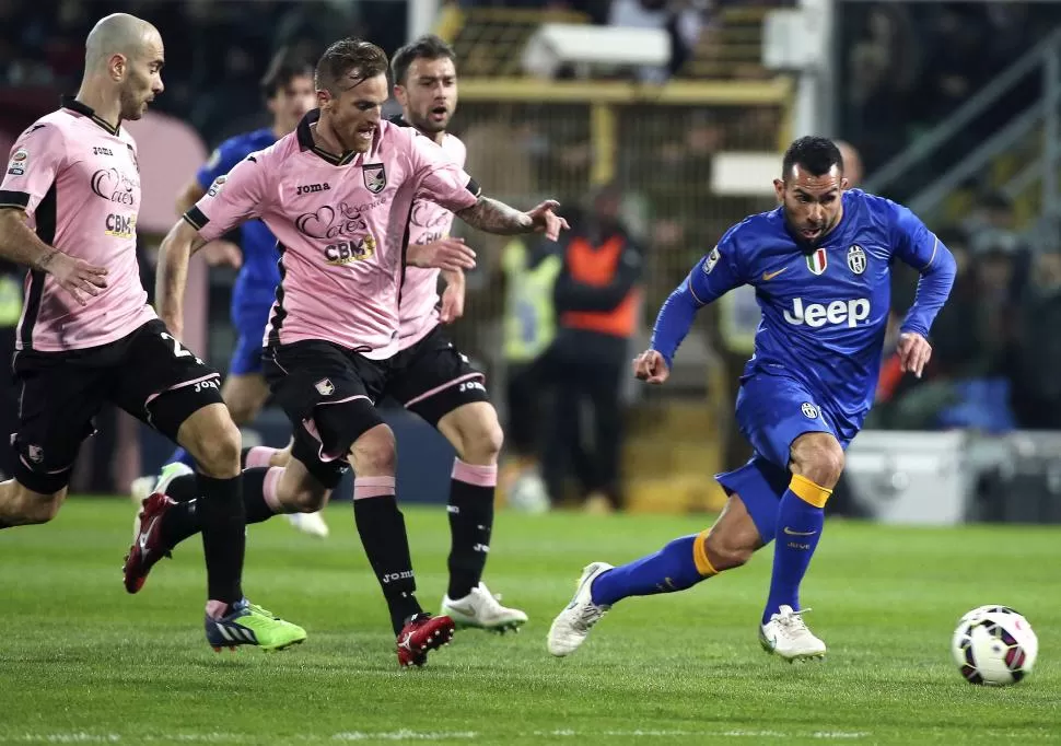 EL LÍDER. Carlos Tevez es la figura de Juventus que enfrentará a  Mónaco. REUTERS (ARCHIVO)