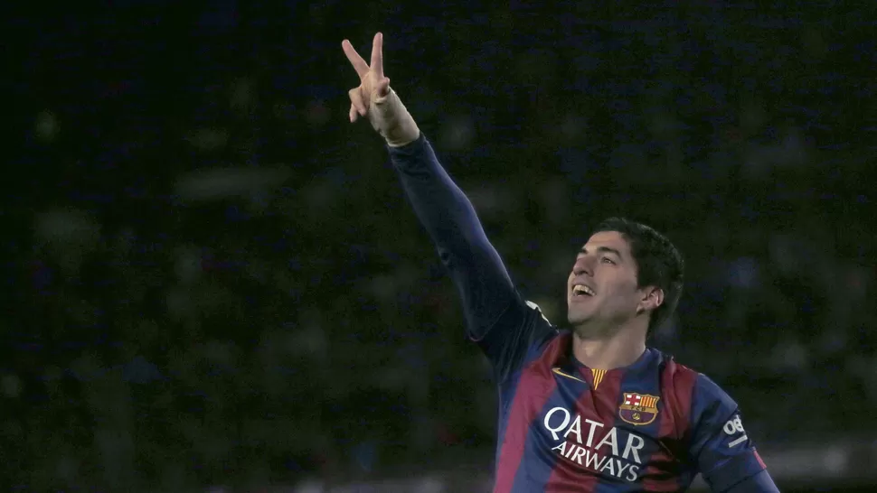 EL SEGUNDO. Dos, le dice Suárez a la tribuna, después de anotar el gol de la victoria para el Barsa. REUTERS