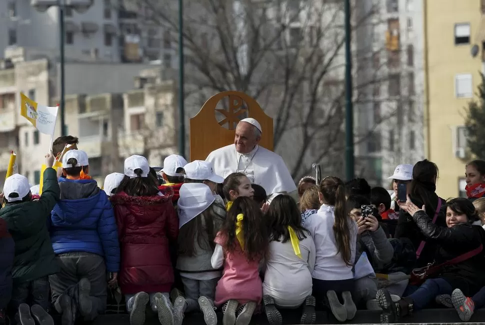 EN SCAMPIA. El Papa recorrió el barrio napolitano que es un bastión de la Camorra, y se fotografió con los niños. reuters