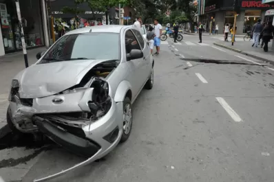 Tres accidentes dejaron dos mujeres hospitalizadas y seis autos destrozados