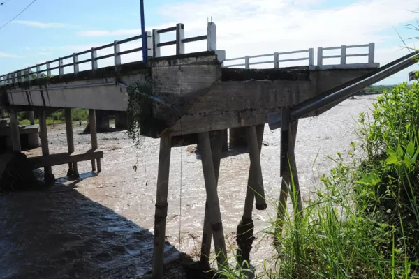 Cayó al río Lules y murió, al intentar cruzar el puente destruido de la ruta 301