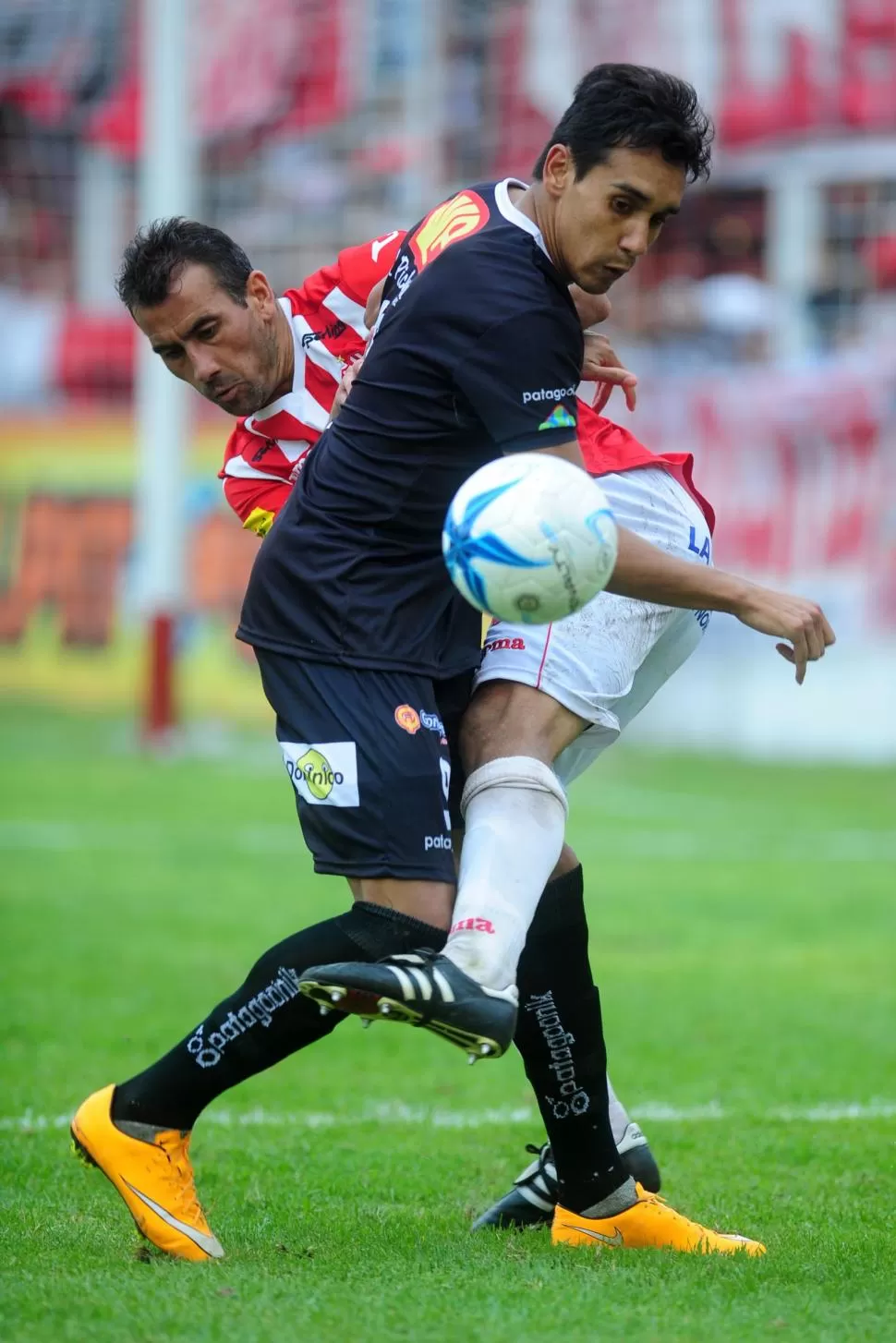 CRUZADOS. Cajaravilla, de San Martín y Vega, de Concepción, luchan por una pelota durante el segundo tiempo del partido. la gaceta / foto de diego aráoz