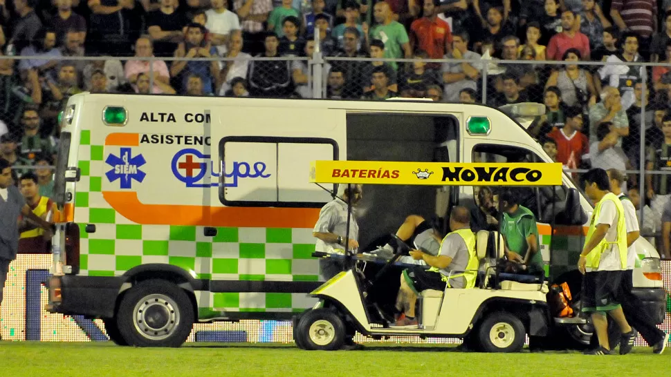 AL HOSPITAL. El uruguayo Carlos Bueno tuvo que ser trasladado en ambulancia desde el estadio a la clínica donde fue atendido, por la fractura de tibia y peroné que sufrió tras una patada de Orión. TELAM