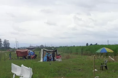 Inundados ocuparon terrenos sobre la ruta