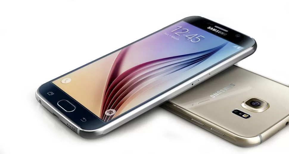 INSEPARABLES. La preventa del Galaxy S6 viene con el cargador inalámbrico de regalo, que permite recargar la batería en tres horas con sólo apoyar el teléfono en su superficie. 