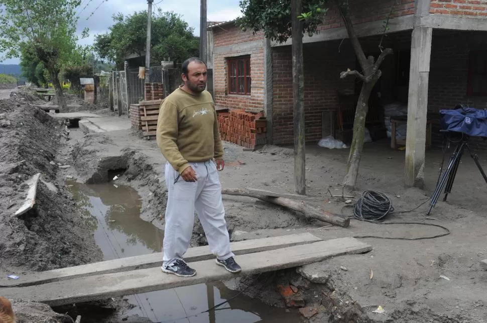 CAOS. Bulacio, parado frente a su casa, explica el desastre que generaron las inundaciones en la zona donde vive. la gaceta / fotos de antoni ferroni