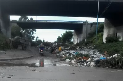 Convirtieron una calle en un basural clandestino gigante