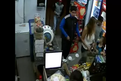 Tres ladrones quedaron filmados por las cámaras de seguridad de un quiosco