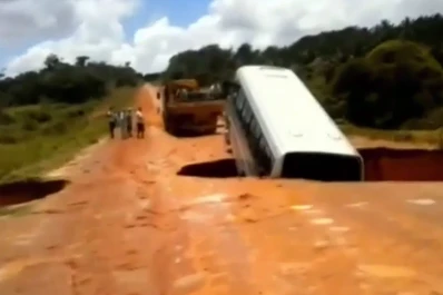 La creciente se comió a un colectivo en Brasil