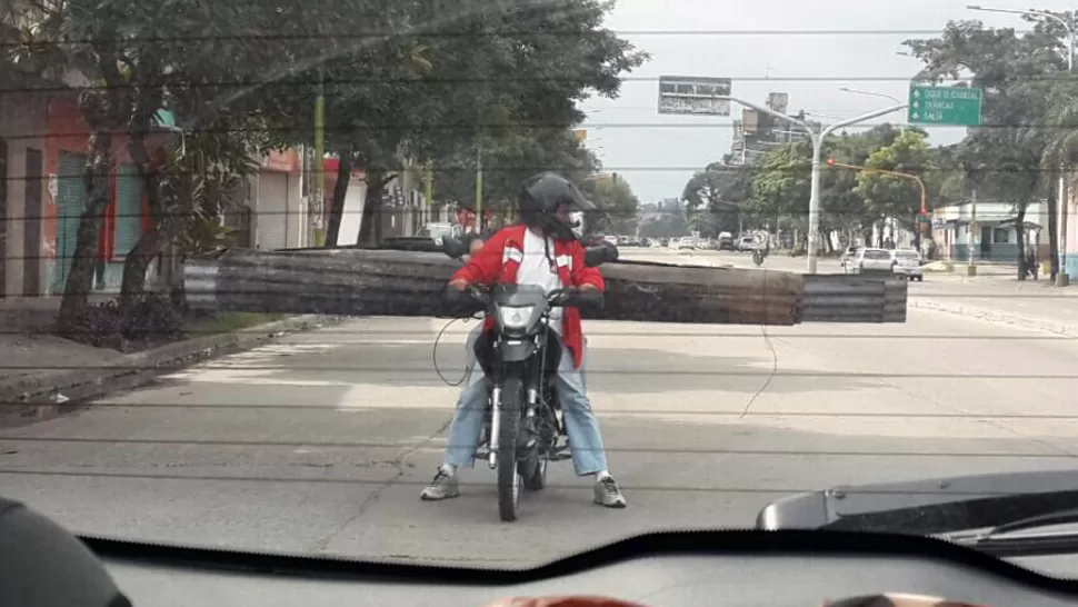 Cargó la moto con chapas y obstruyó media calle
