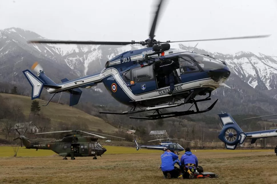 EN SEYNE-LES-ALPES. Helicópteros de la Gendarmería francesa aterrizan en las cercanías de donde ocurrió el siniestro; allí será el centro de rescate. Reuters