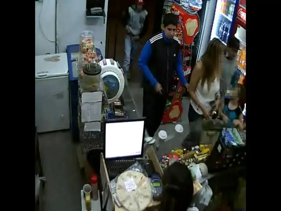 ARMADOS. Los ladrones ingresaron al “drugstore” a cara descubierta. captura de video
