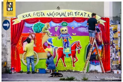 En Salta, hasta los muros invitan a ver teatro