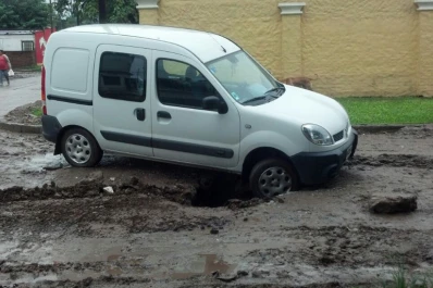 Un bache se tragó la rueda de un auto en Yerba Buena