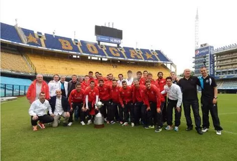 VISITA N°1. Recién llegado al país, el equipo de Sevilla fue a La Bombonera. foto tomada del twitter de @Sector_Boca