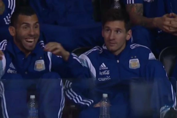 La emoción de Tevez al ganar pollo gratis en un partido de NBA