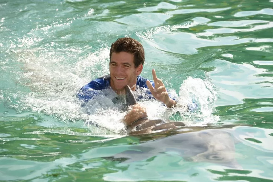 DISTENDIDO. Del Potro y otros tenistas nadaron con delfines del acuario de Miami. foto tomada del twitter de @delpotrojuan 