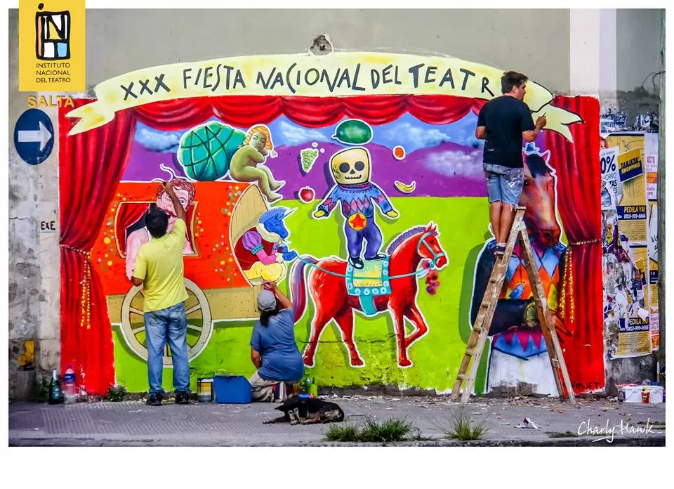 EN ELABORACIÓN. La imagen muestra a tres artistas que pintan uno de los tres murales que adornan Salta. fiestadeteatro.com.ar