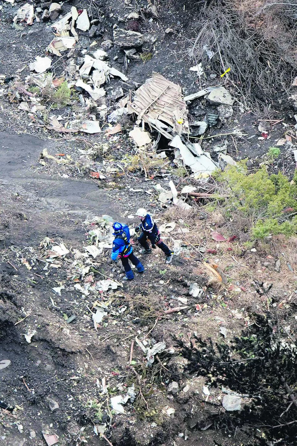 BÚSQUEDA. Rescatistas franceses inspeccionan los restos del avión. 