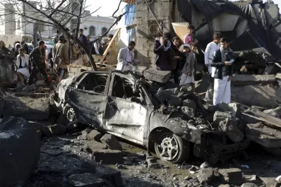 Una coalición de países árabes bombardea la capital de Yemen