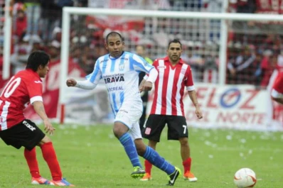 Taparon con basura el auto de un ex jugador de Atlético