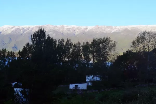 Tafí del Valle amaneció con las cumbres de los cerros cubiertas de blanco