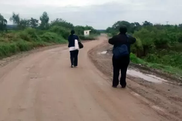 Por las inundaciones, docentes caminan cuatro kilómetros para dar clases