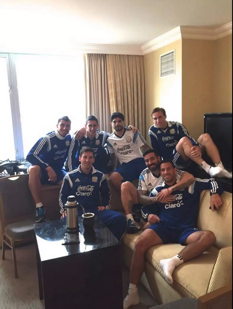 PAUSA. Cuando Martino les da un momento libre, los jugadores de la Selección eligen las charlas en grupo y entre mates. foto de @Argentina / twitter.com