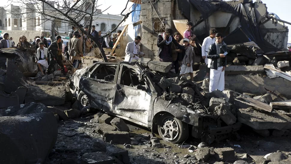 DESTRUCCIÓN. Una zona residencial de Saná quedó en ruinas después del bombardeo contra fuerzas financiadas por Irán. REUTERS