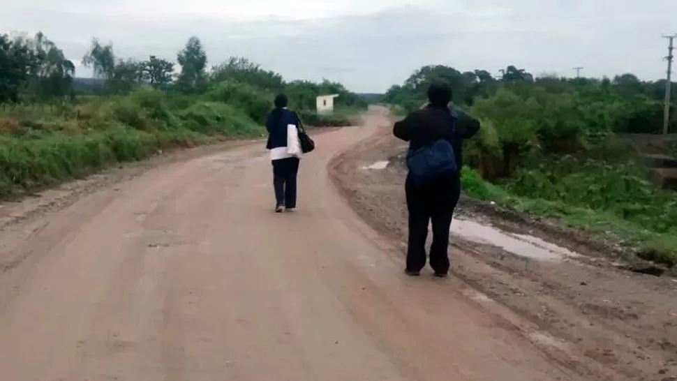 Por las inundaciones, docentes caminan cuatro kilómetros para dar clases