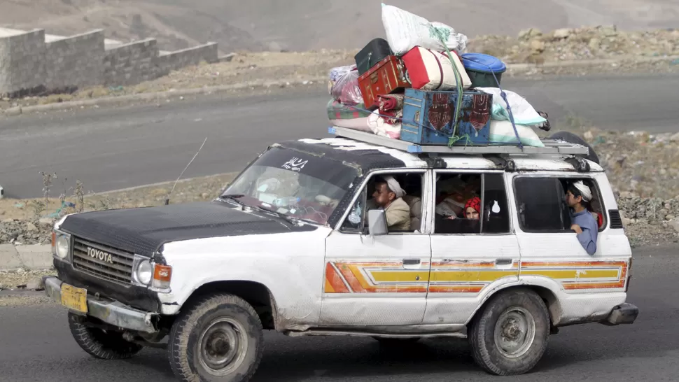 ÉXODO. Los pobladores se van de Sanaa con todo lo que puede cargar. reuters