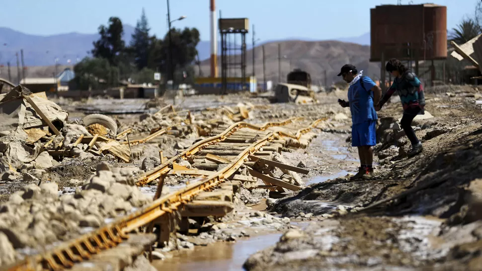 DESTRUCCIÓN. El desborde del río dañó las vías en una ciudad del norte de Chile. REUTERS