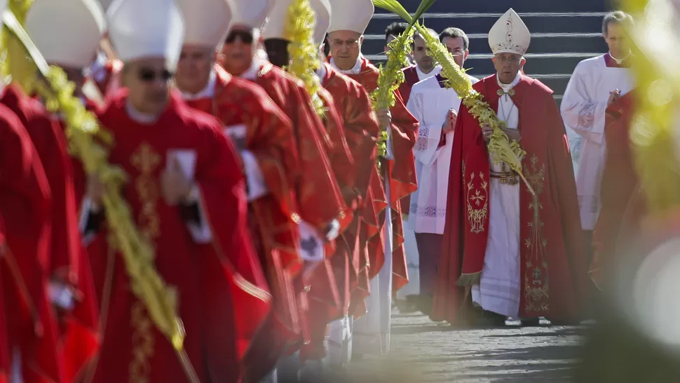BENDICIÓN. Francisco encabeza la procesión con las palmas, en el comienzo de la Semana Santa. REUTERS