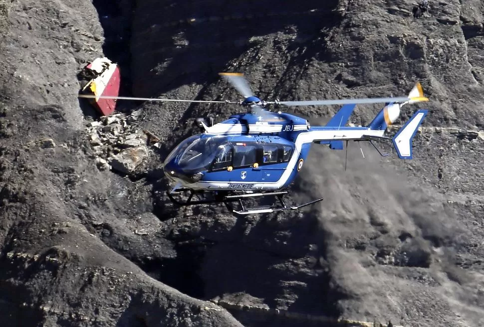 BÚSQUEDA. Un helicóptero recorre la montaña donde se estrelló el Airbus. reuters