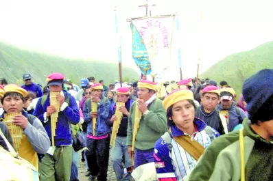 Caminaron a 4.000 metros de altura para venerar a la Mamita de los Cerros en Punta Corral