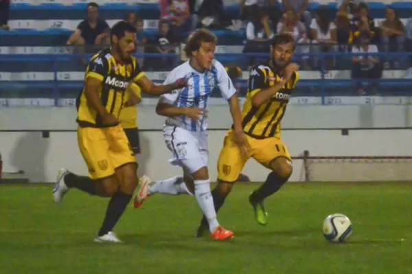 Atlético jugó el peor partido del año en Tandil y perdió