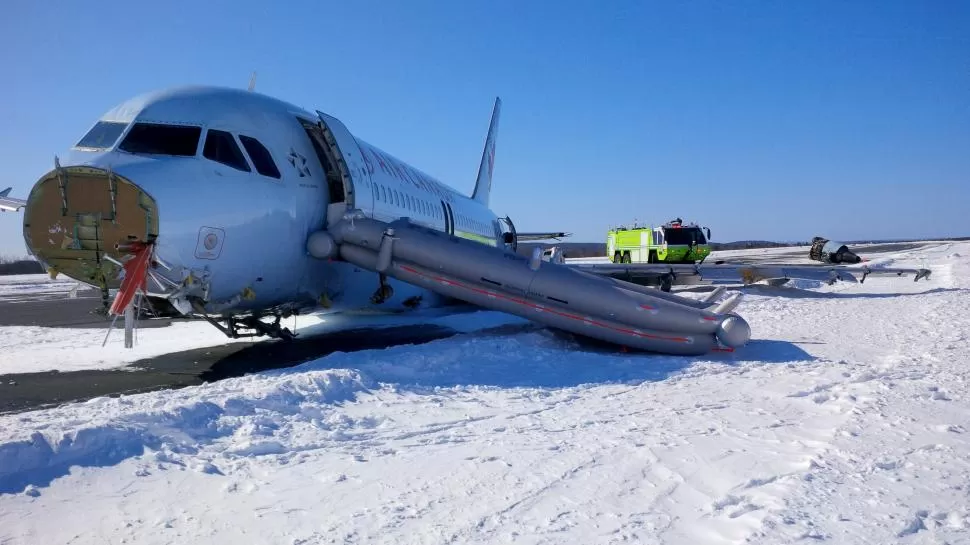 AVERIADO. El avión Airbus 320 de Air Canadá quedó con la nariz rota y un ala muy dañada, al salirse de pista. reuters