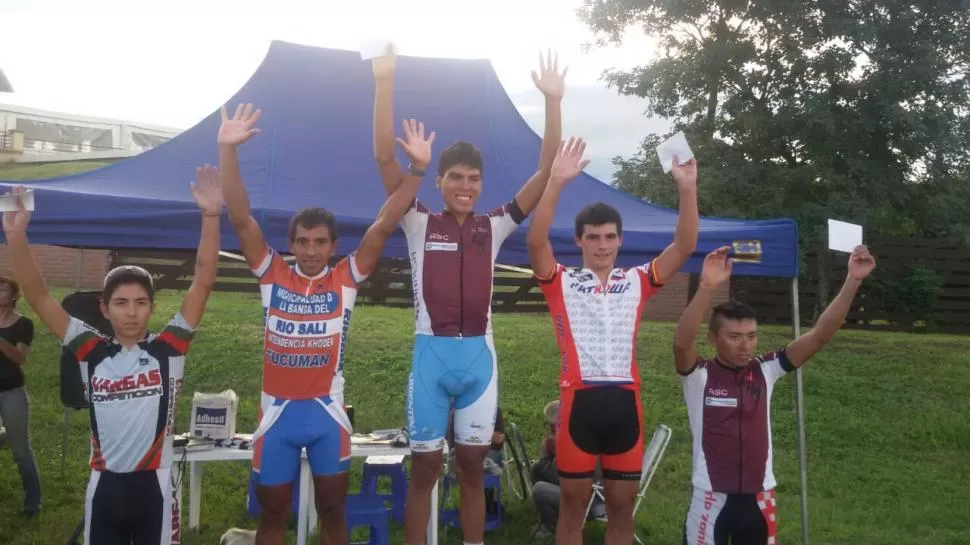 EN EL PODIO. El salteño Ismael Laguna celebra su victioria junto a los demás competidores de los 78 kilómetros de ruta. foto de Asociación Ciclista Tucumana