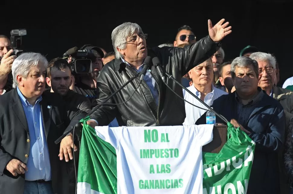 MOVILIZACIÓN. El secretario general de la CGT, Hugo Moyano, en un acto gremial en 2012 para reclamar contra el impuesto a las Ganancias. telam (archivo)