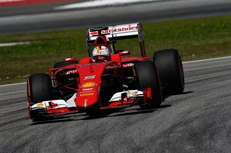 UNA BELLEZA. Sebastien Vettel dobla en el trazado de Sepang con la renovada (y nuevamente poderosa) Ferrari. Foto Prensa Ferrari 