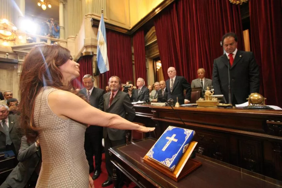 ¿VOLVERÁ AL CONGRESO? En la imagen, Cristina Fernández jura como senadora. Ahora, podría llegar a Diputados. dyn
