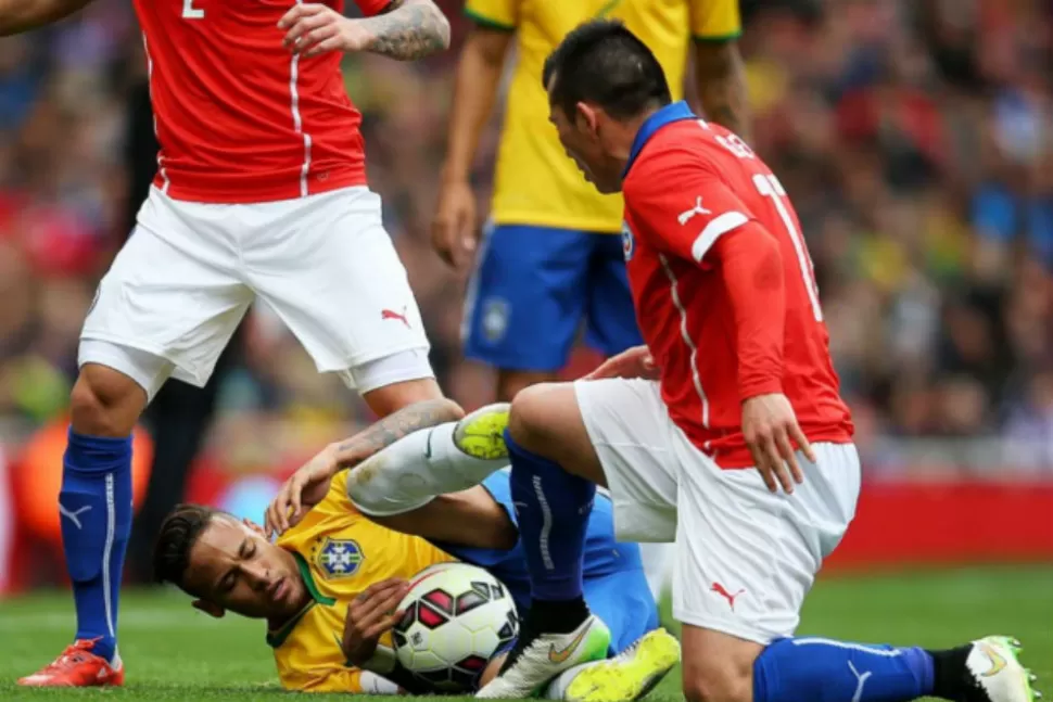 El terrible pisotón de Medel a Neymar en el amistoso Brasil-Chile