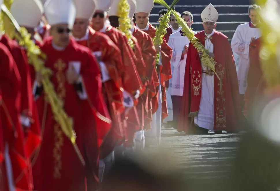 EL VATICANO. El Papa en plena celebración en la plaza de San Pedro. reuters