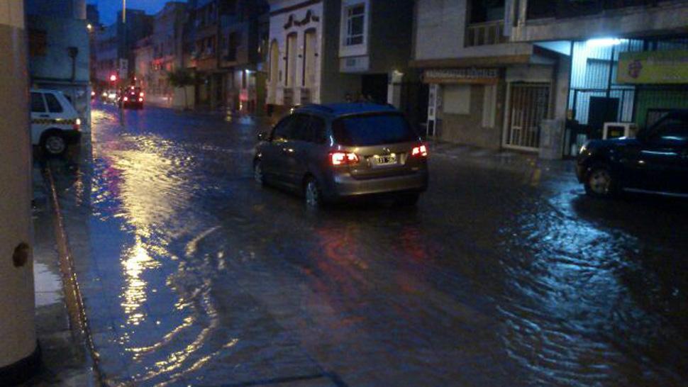 La lluvia volvió a anegar las calles de la ciudad LA GACETA Tucumán