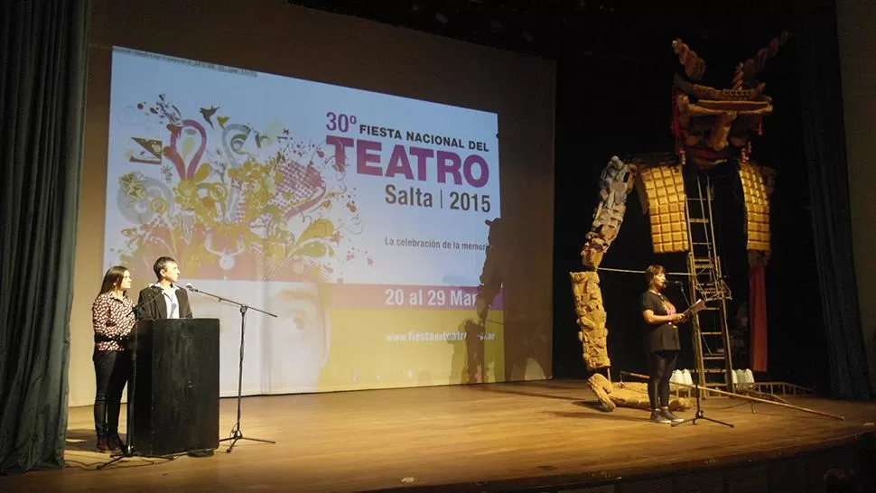 MIRADA ATENTA. El muñeco el gran Terrone mira atento a Cristina Idiarte, quien fue la responsable de cerrar la 30° Fiesta Nacional de Teatro en Salta. fotos la gaceta salta